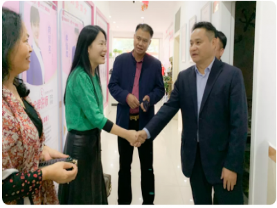 熱烈歡迎珠海市香洲區(qū)獅山街道工商業(yè)促進(jìn)會會長一行蒞臨同輝家政參觀指導(dǎo)